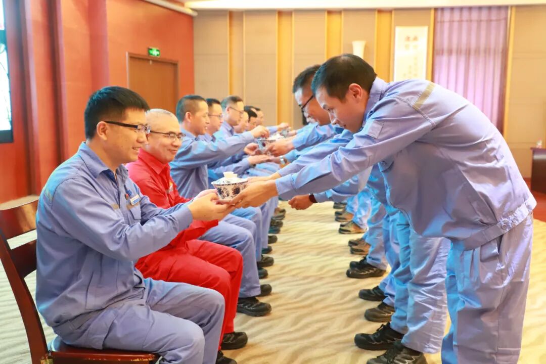 各单位开展师带徒拜师仪式